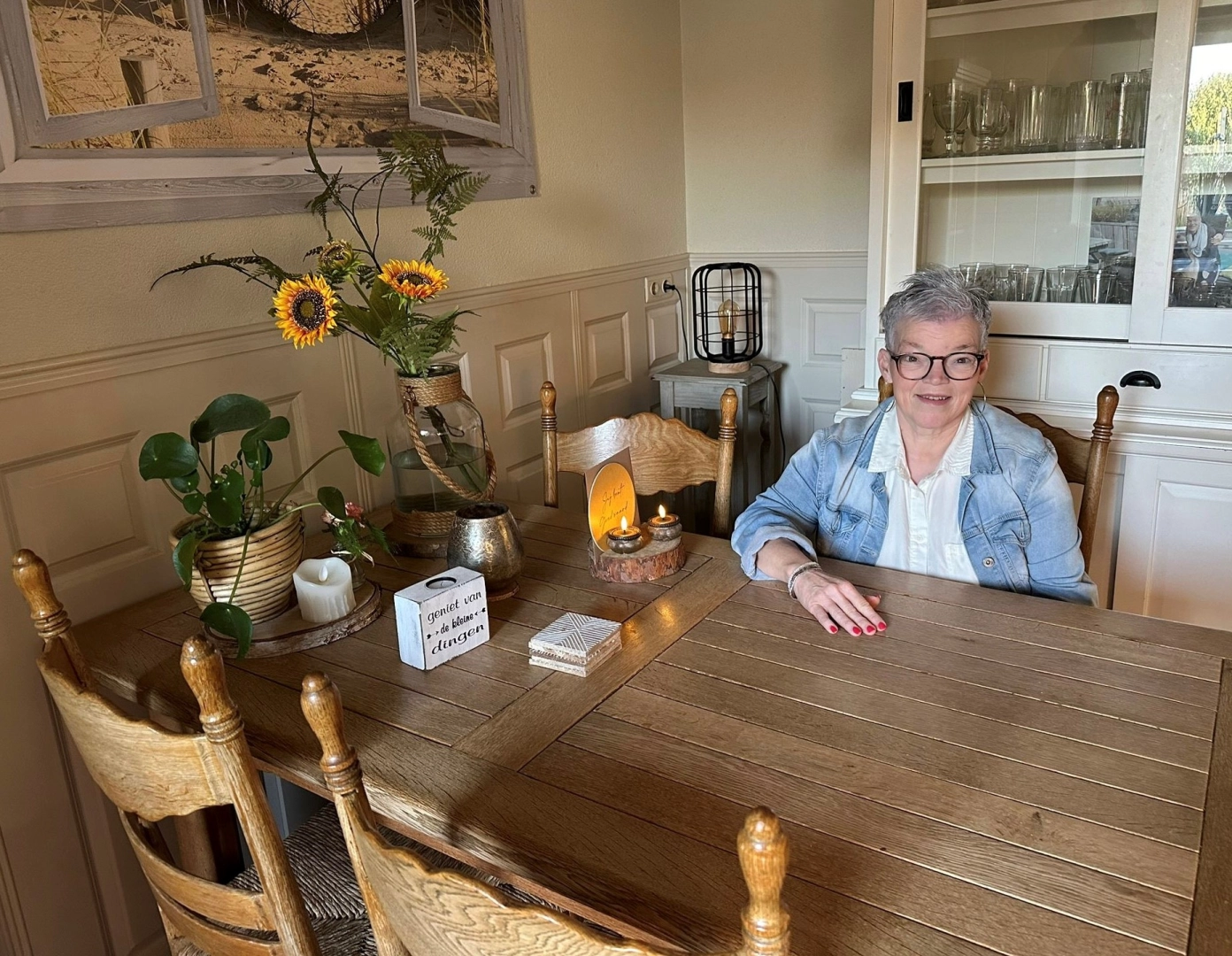 Foto van Helma Douw aan tafel